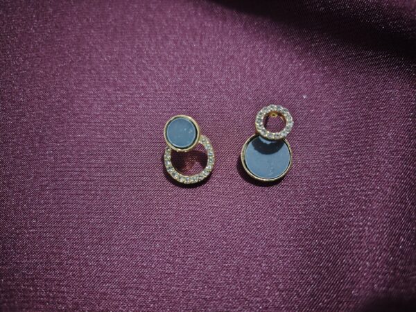 Elegant Geometric Circle Stud Earrings - Image 3