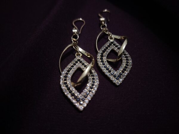 Exquisite Sparkling Leaf Drop Earring - Image 4
