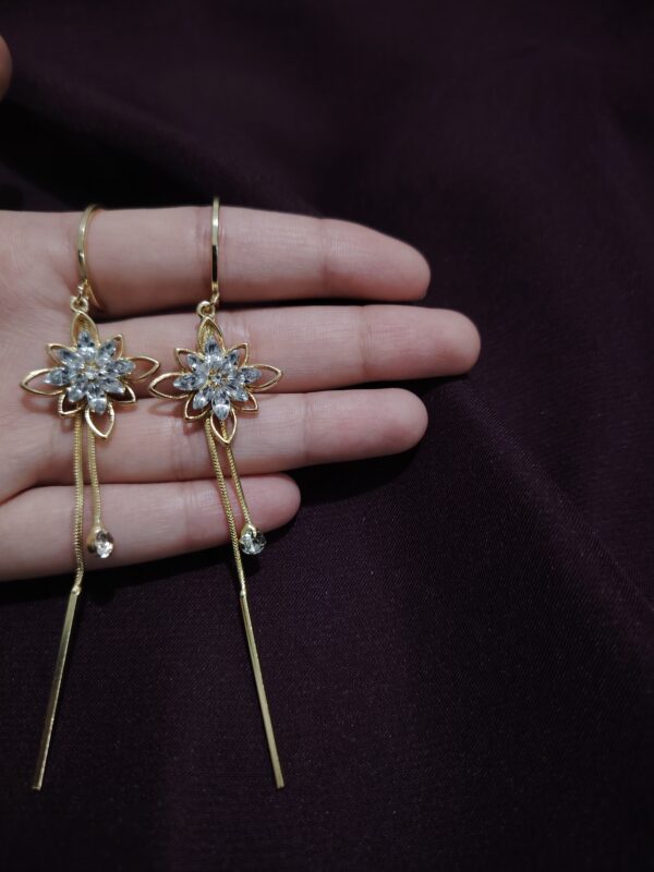 Snowflake Flower Stud Earring - Image 4