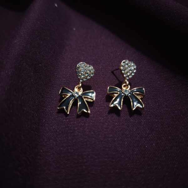 Heart and bow stud earrings - Image 4